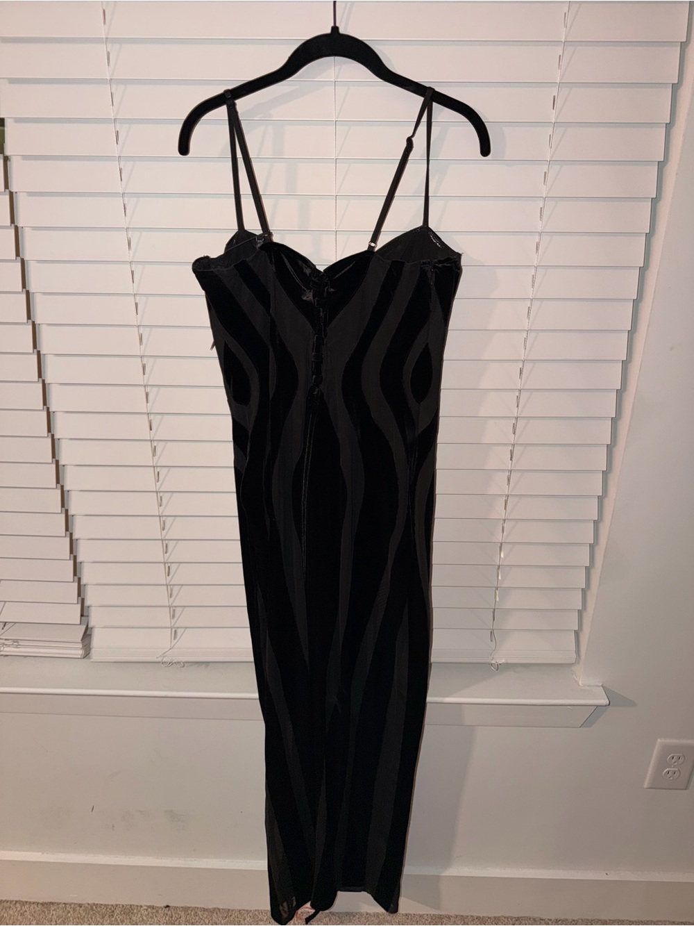 Murci SCANDAL VELVET PANELLED MAXI
DRESS - Picture 4 of 6